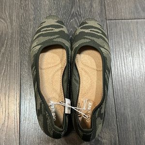 Rothy’s look alike!! Brand new old navy camo shoes!!! Size 6! Very comfy insole